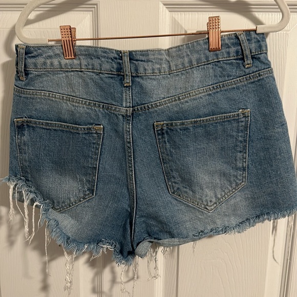 H&M distressed Jean short size 10 - Picture 2 of 3
